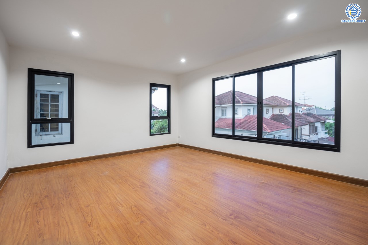 ทาวน์เฮ้าส์มือสองนนทบุรี ม.สรานนท์ ติวานนท์-ปากเกร็ด ทาวน์เฮ้าส์ 3ชั้นครึ่ง หลังมุม เนื้อที่ 26 ตร.ว. ฟังก์ชัน 4 ห้องนอน 3 ห้องน้ำ จอดรถได้ 1 คัน พร้อม Living Room กว้างขวาง บนทำเลติดถนนติวานนท์ ใกล้เซ็นทรัลแจ้งวัฒนะ รถไฟฟ้าสายสีชมพู "สถานีปากเกร็ด" และทางด่วน "ศรีรัช"...